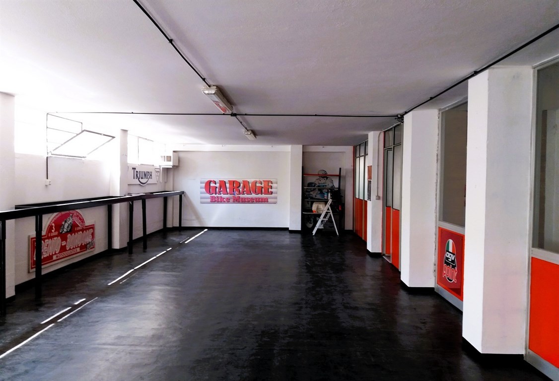 MAGAZZINO-GARAGE con due posti auto di proprietà.